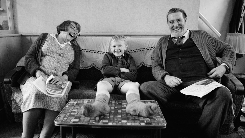 Judi Dench (l) als Granny, Jude Hill (M) als Buddy und Ciarán Hinds als Pop in einer Szene des Films 
