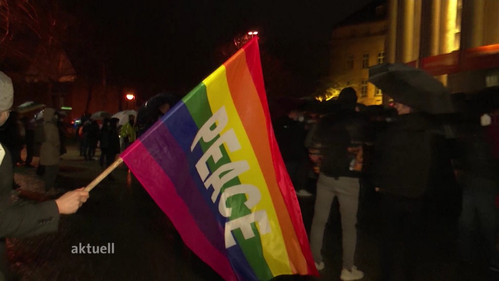 Foto: Foto LGBTQ-Flagge mit Peace-Schriftzug