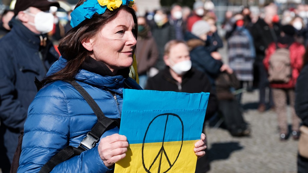 Demo gegen den Krieg in der Ukraine auf dem Platz vor dem Staatstheater. (Foto. SR / Stefan Eising)