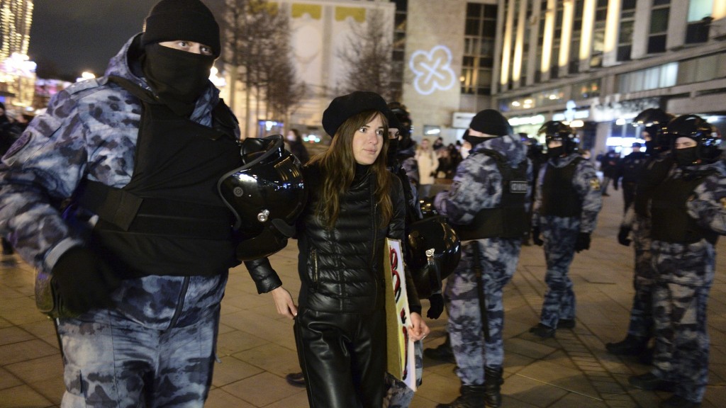 Ein Polizist nimmt eine Frau während einer Demonstration in Moskau gegen die russische Invasion in die Ukraine fest (Foto: picture alliance/dpa/AP | Denis Kaminev)