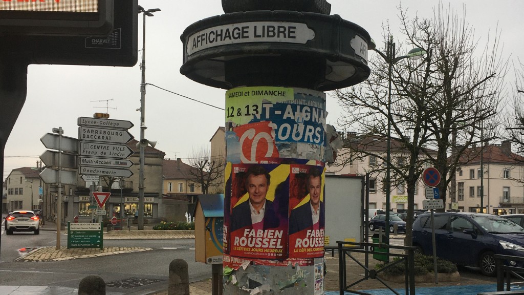 Eine Litfassäule mit Wahlplakaten in der Region Grand Est