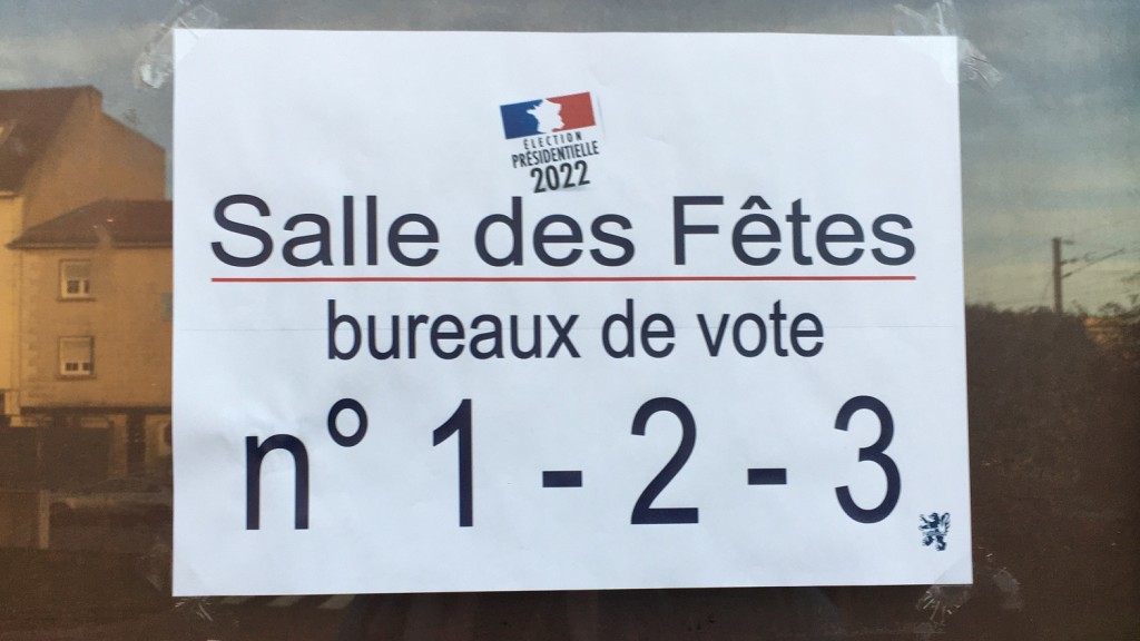 Hinweisschild an einem Wahllokal in Frankreich