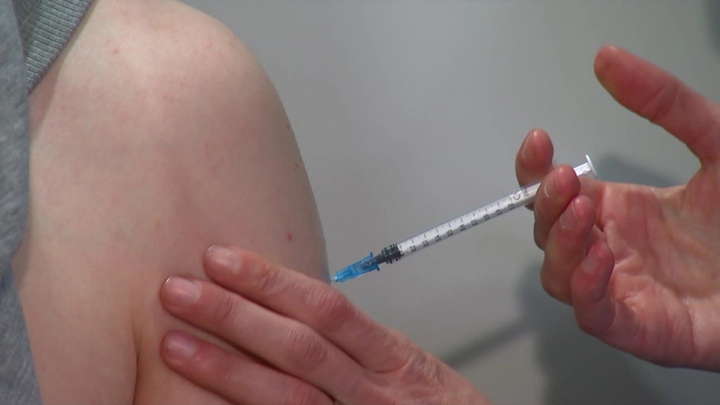 Foto: Eine Person erhält eine Corona-Impfung