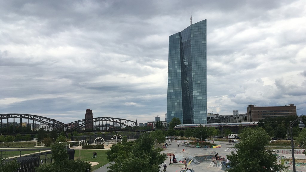 Dunkle Wolken über der Europäischen Zentralbank in Frankfurt am Main