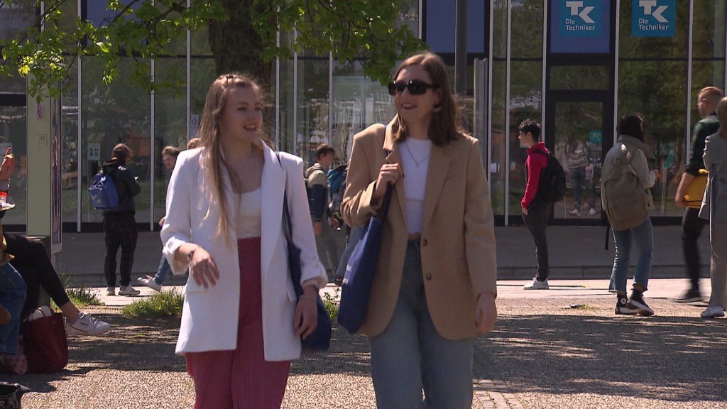 Foto: Zwei junge Frauen laufen durch eine Innenstadt