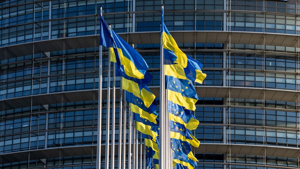 EU-Flaggen und Ukraine-Flaggen