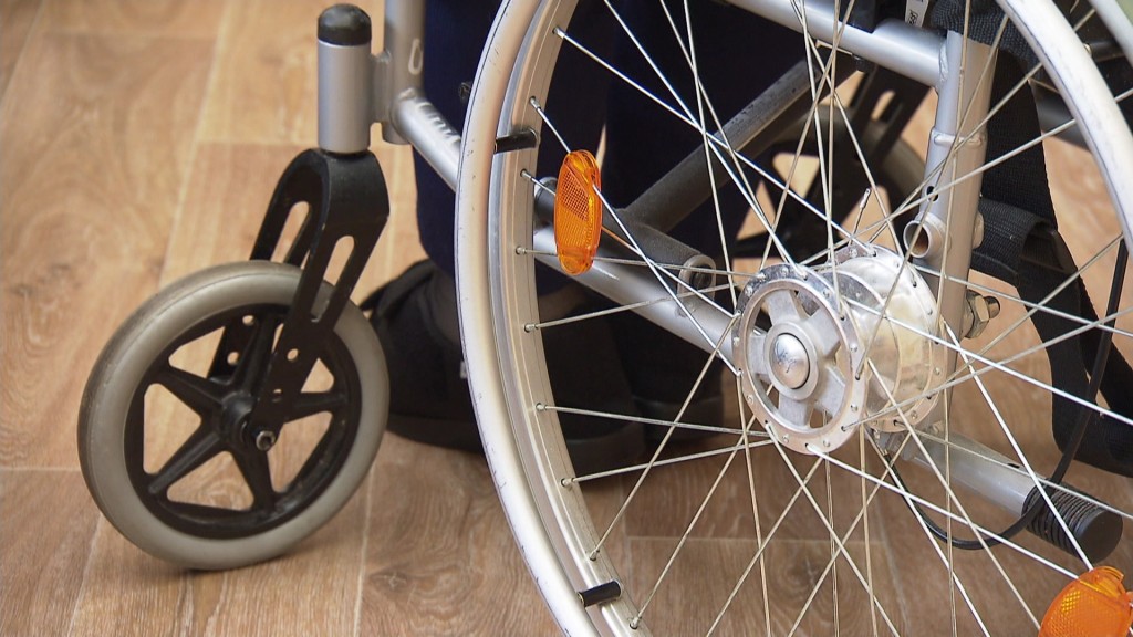Symbolbild: Die Räder eines Rollstuhls