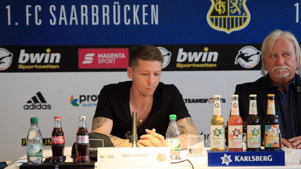 Foto: Mike Frantz während der Pressekonferenz zu seiner Vorstellung beim 1. FC Saarbrücken