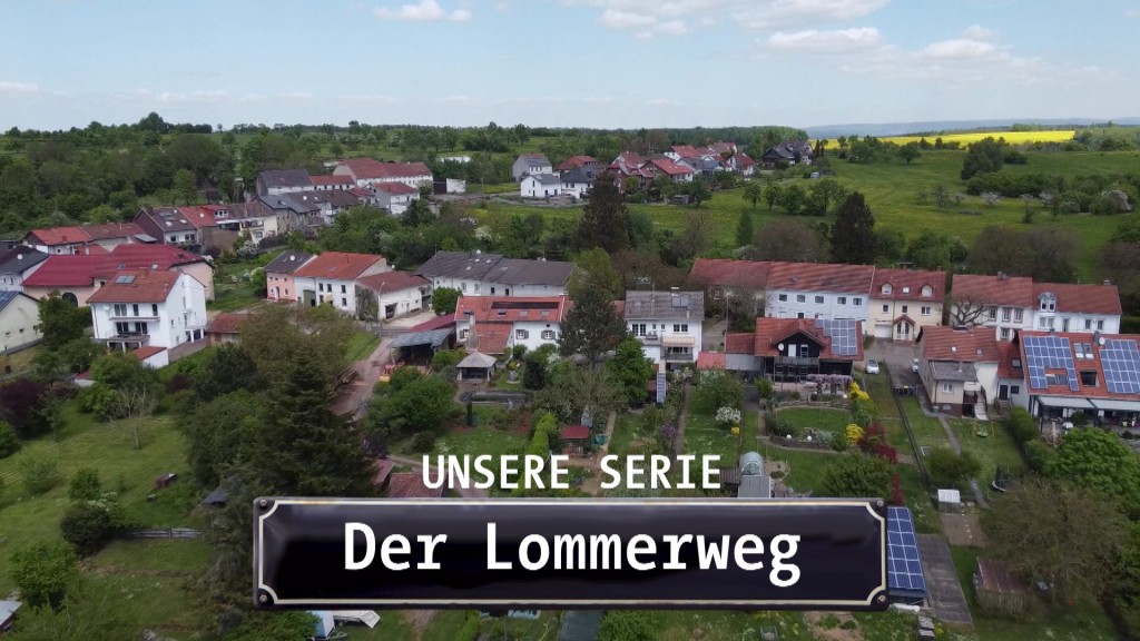 Foto: Der Lommerweg in Gerlfangen mit dem Banner des Seriennamens
