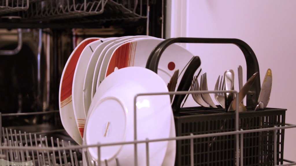 Teller und Besteck in einer Geschirrspülmaschine