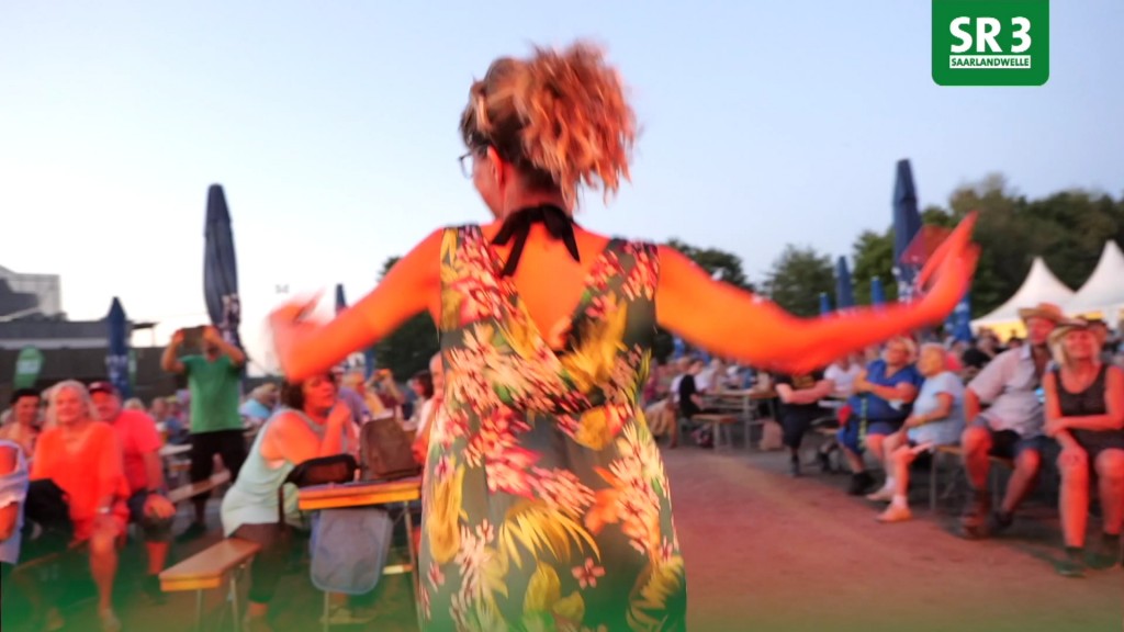 Tanzende Frau auf der SommerAlm