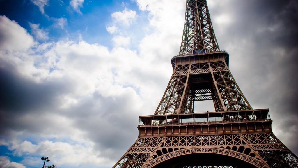 Der Pariser Eiffelturm vor bewölktem Himmel