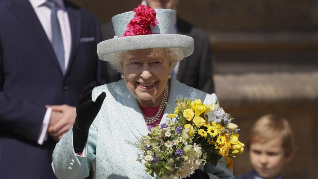 Foto: Die britische Königin Elisabeth II. mit einem Blumenstrauß in ihrer Hand