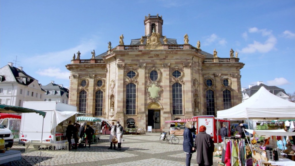 Foto: Wochenmarkt vor der Ludwigskirche