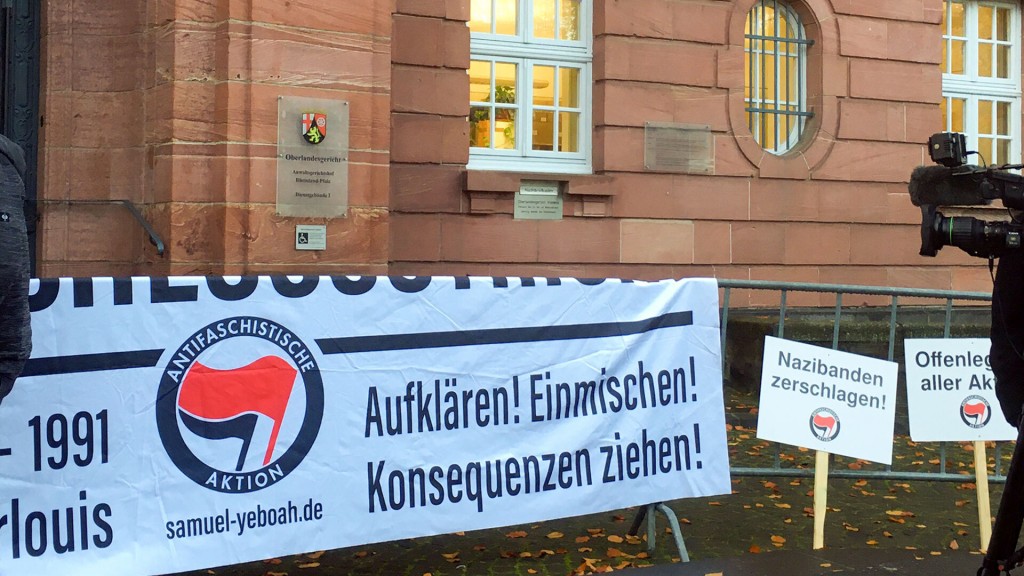 Protestbanner vor dem Oberlandesgericht in Saarbrücken im Vorfeld des Yeboah-Prozess