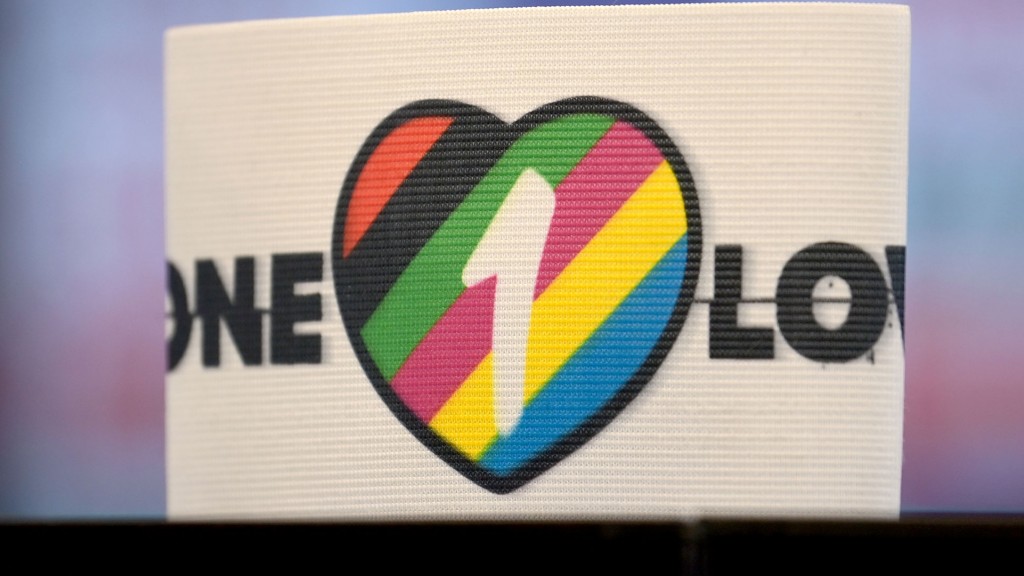 Die spezielle Kapitänsbinde als Zeichen gegen Diskriminierung mit der Aufschrift 'One Love' 