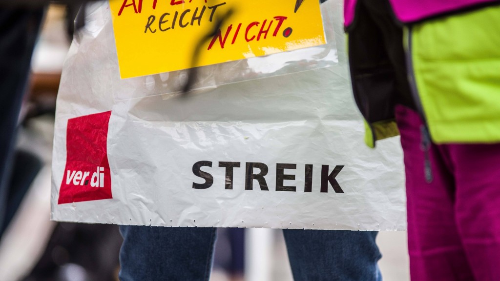 Streikende mit dem Logo der Gewerkschaft Verdi