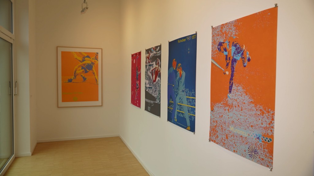 Foto: Impressionen der Ausstellung, die die studentischen Arbeiten Plakaten von Otl Aicher gegenüberstellt.