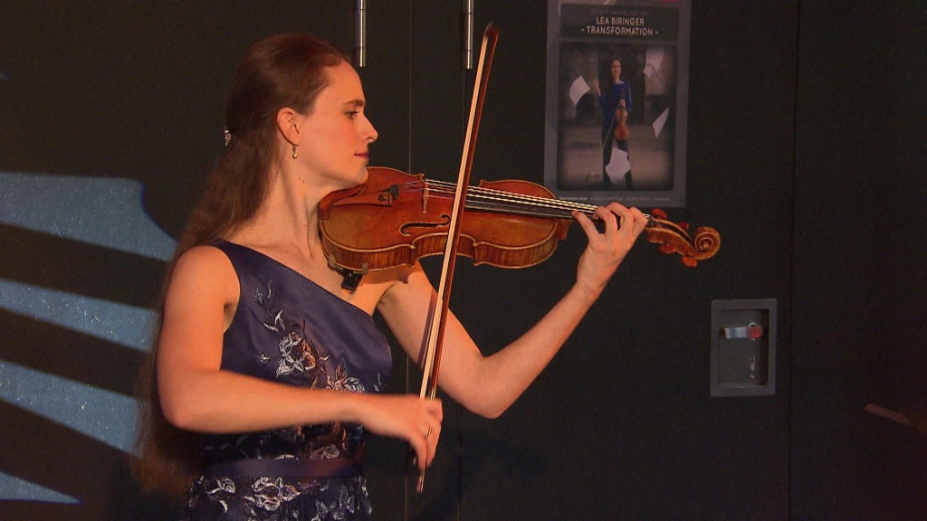 Foto: Die Stargeigerin Lea Birringer an ihrem Instrument