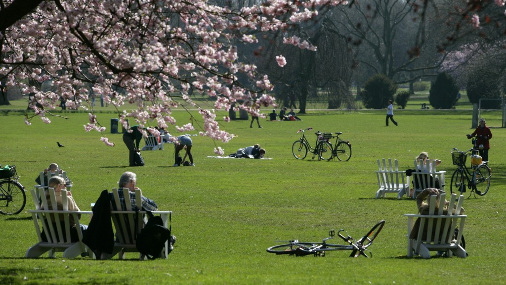 Symbolbild: Menschen genießen das strahlende Frühlingswetter.