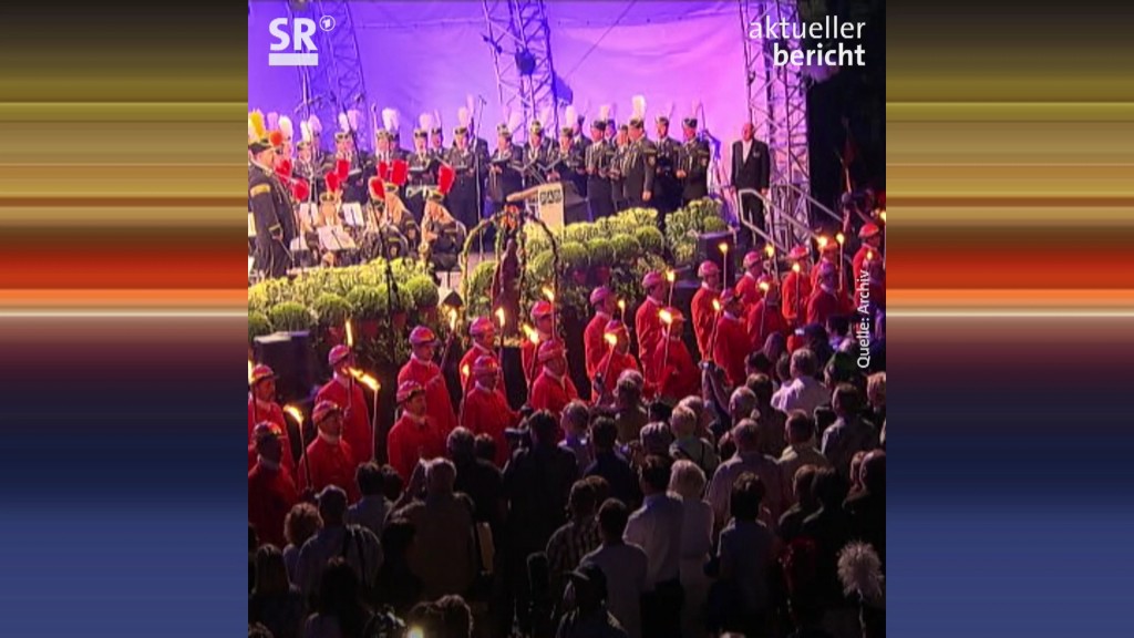 Foto: Menschen mit Bergmannsuniform singen gemeinsam das Steigerlied