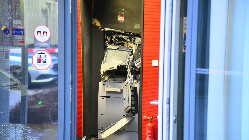 Ein gesprengter Geldautomat in einem Bankgebäude