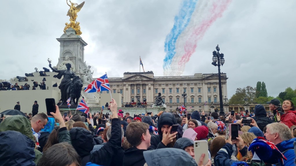 Menschenmenge vor dem Buckingham Palast am Tag der Krönung