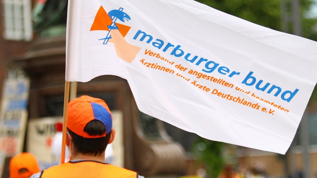 Streikteilnehmer mit einer Fahne des Marburger Bundes