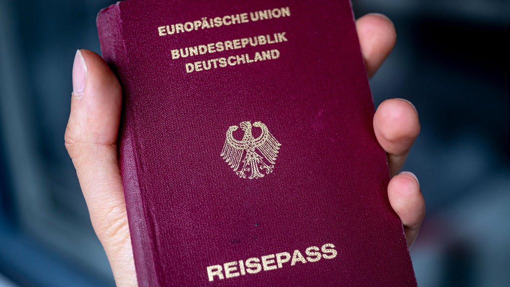 Foto: Eine Frau hält einen deutschen Reisepass in der Hand