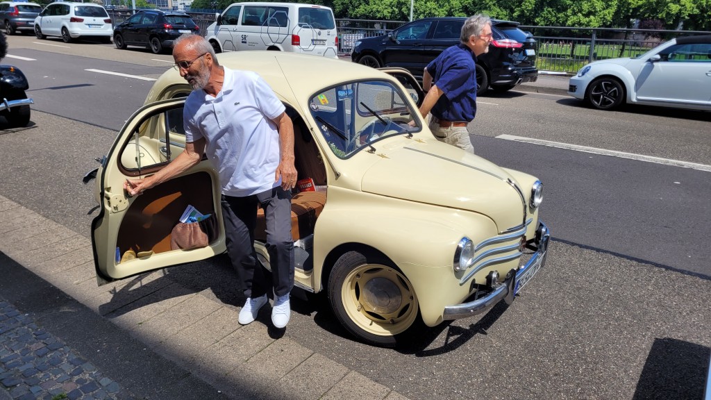 Rainer Meckel und Salvatore Mamone steigen aus dem Renault 4 CV