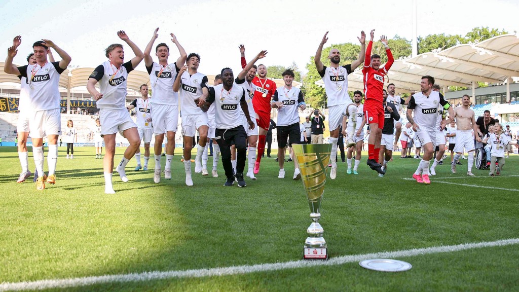 Foto: Die Fußballer der SV Elversberg feiern den gewonnenen Saarlandpokal