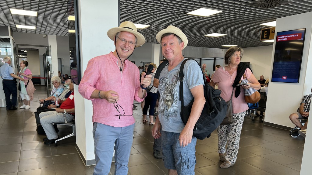 Michael Friemel und Eberhard Schilling am Flughafen Ensheim