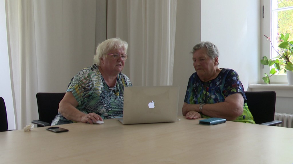 Zwei Seniorinnen sitzen am Laptop
