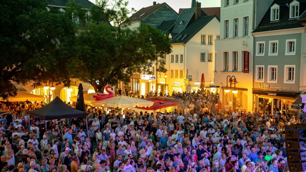 Menschen feiern ausgeslassen auf dem St. Johanner Markt während des Altstadtfestes