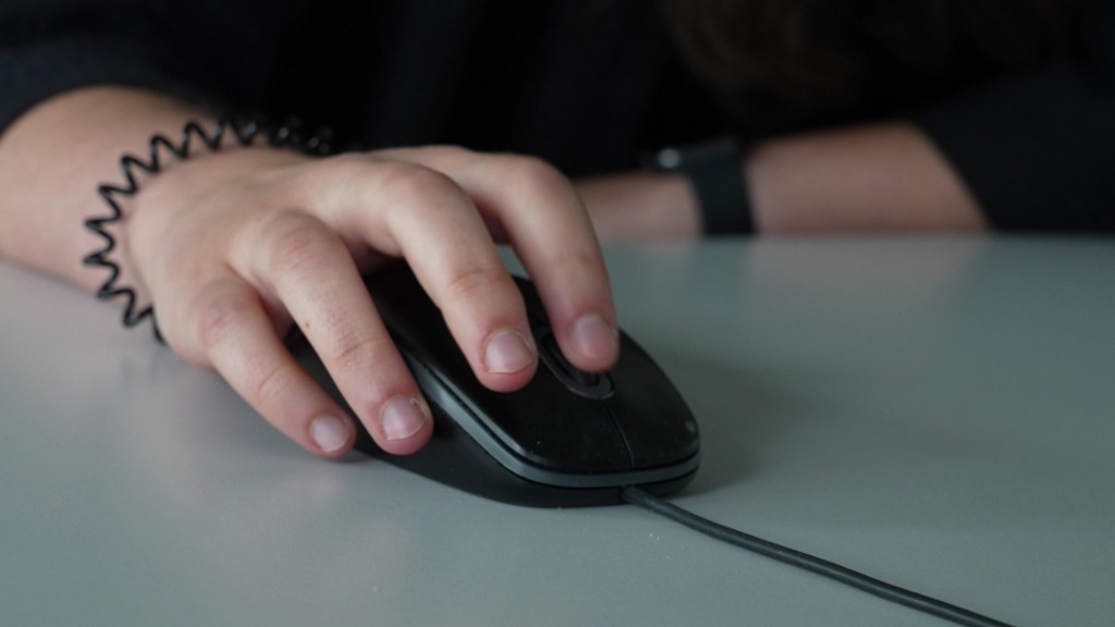 Foto: Eine Person hat eine Computermaus in der Hand