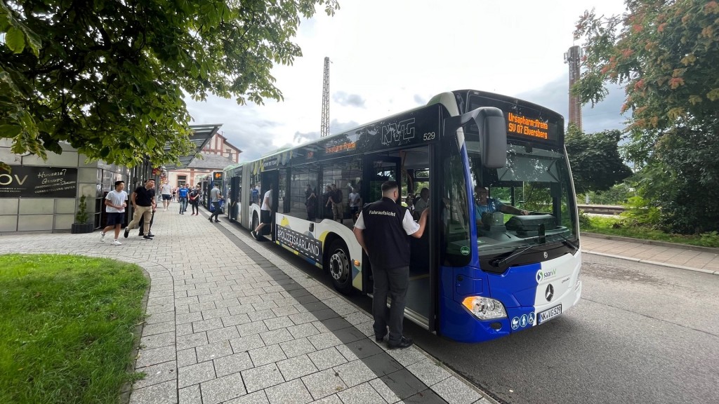 Shuttle-Bus bringt Fans vom Bahnhof St. Ingbert zum Stadion an der Kaiserlinde in Elversberg.