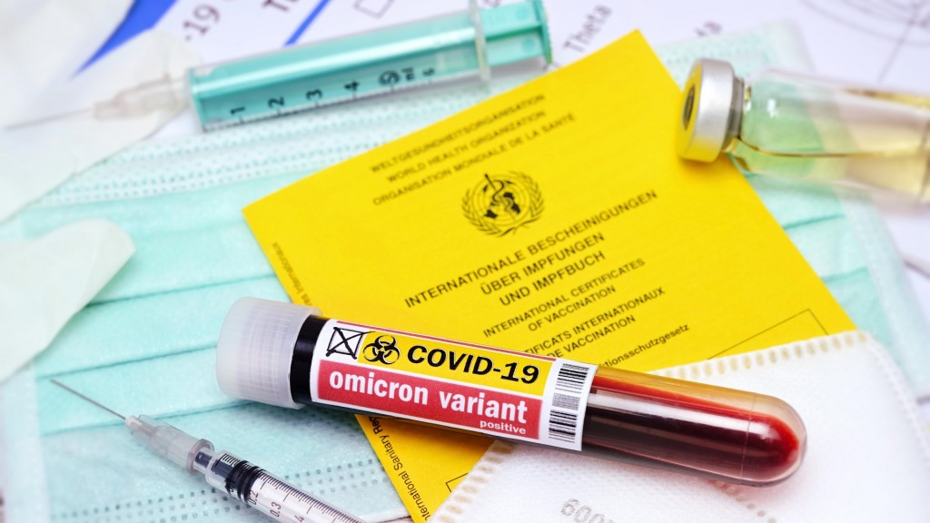 Foto: Blutentnahmeröhrchen mit Aufschrift Omicron variant auf Impfpass, Symbolfoto Omikron-Variante B.1.1.529 