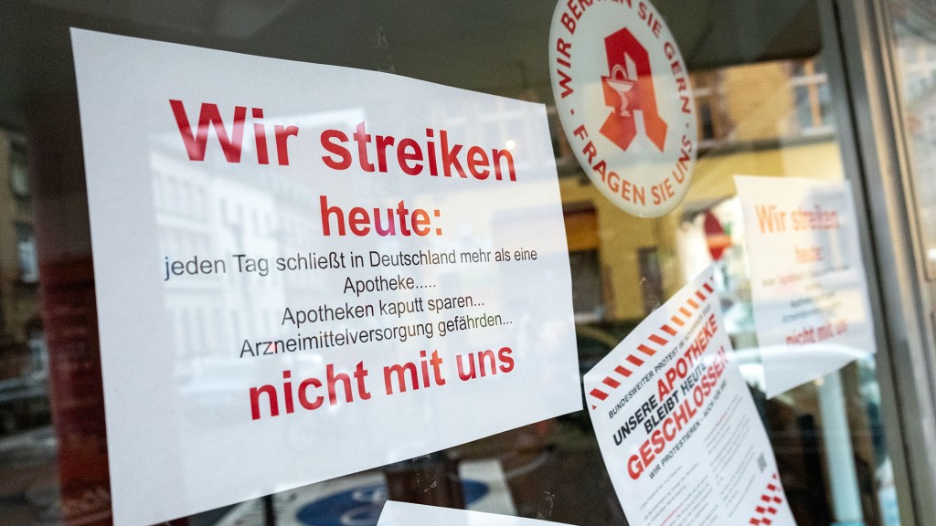 Streikbotschaften an einer zum Protest geschlossenen Apotheke