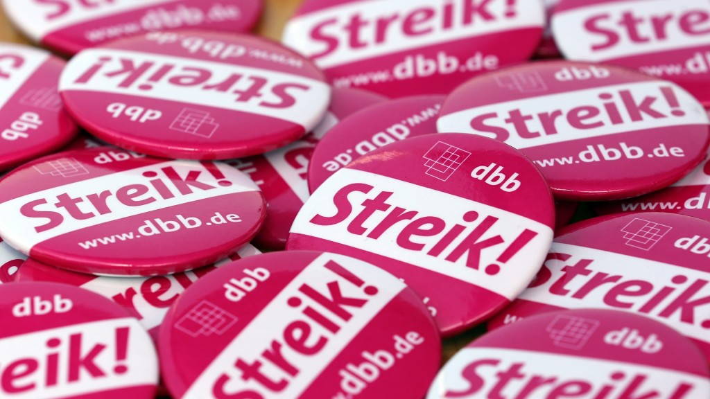 Foto: «Streik!» steht auf Ansteckern, die auf einem Tisch liegen.