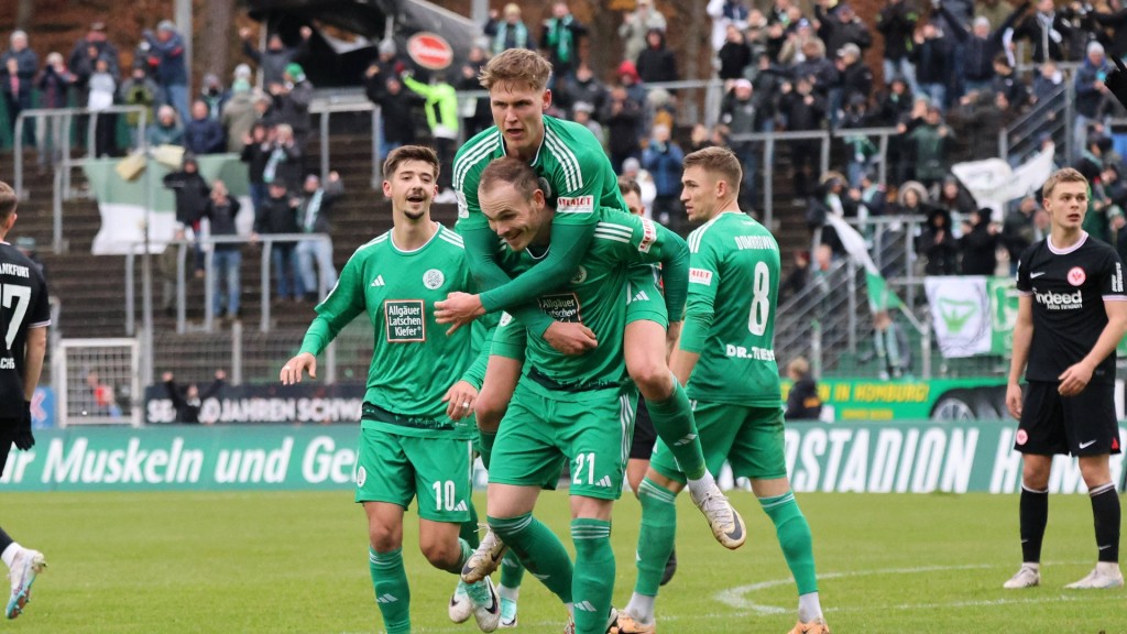 Torschütze Benjamin Kirchhoff vom FC 08 Homburg nach dem Treffer zum 1:0
