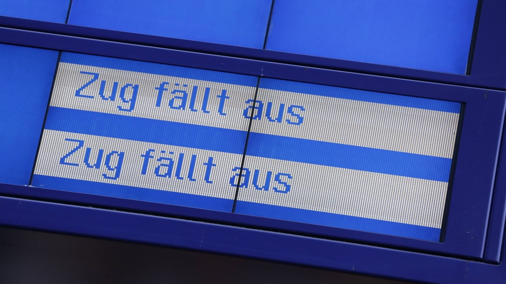 Foto: Anzeigetafel am Bahnhof meldet Zugausfälle