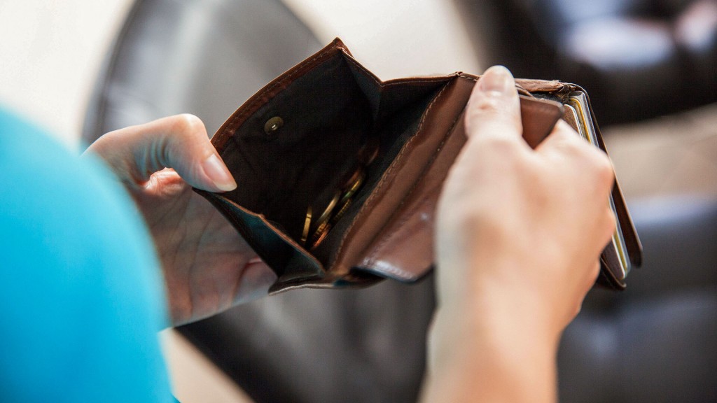 Foto: Eine Frau hält einen Geldbeutel mit wenigen Münzen in der Hand