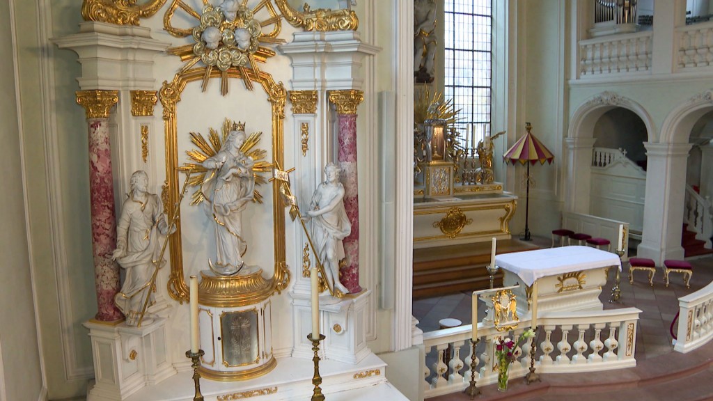 Foto: Blick auf den Altar-Raum der Basilika St. Johann, seitlich die beschädigte Figur in einigen Metern Höhe