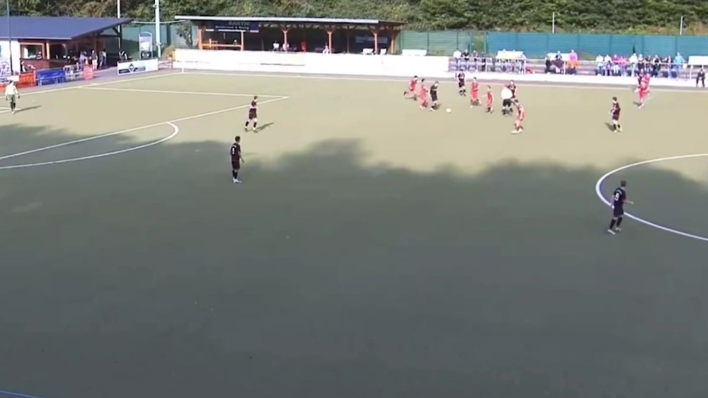 Foto: Die U15 der JFG Saarschleife und ihre Gegner bespielen ein halbschattiges Feld. 