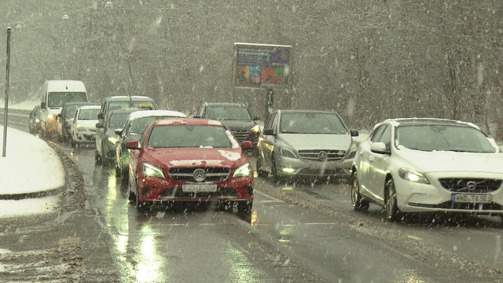 Autos auf einer zugeschneiten Straße