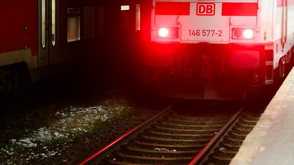 Rote Lampen leuchten an der Lok in einem Bahnhof