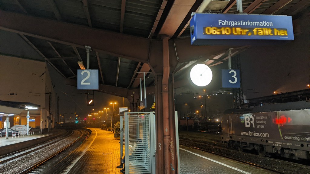Anzeigetafel am Bahnhof Völklingen
