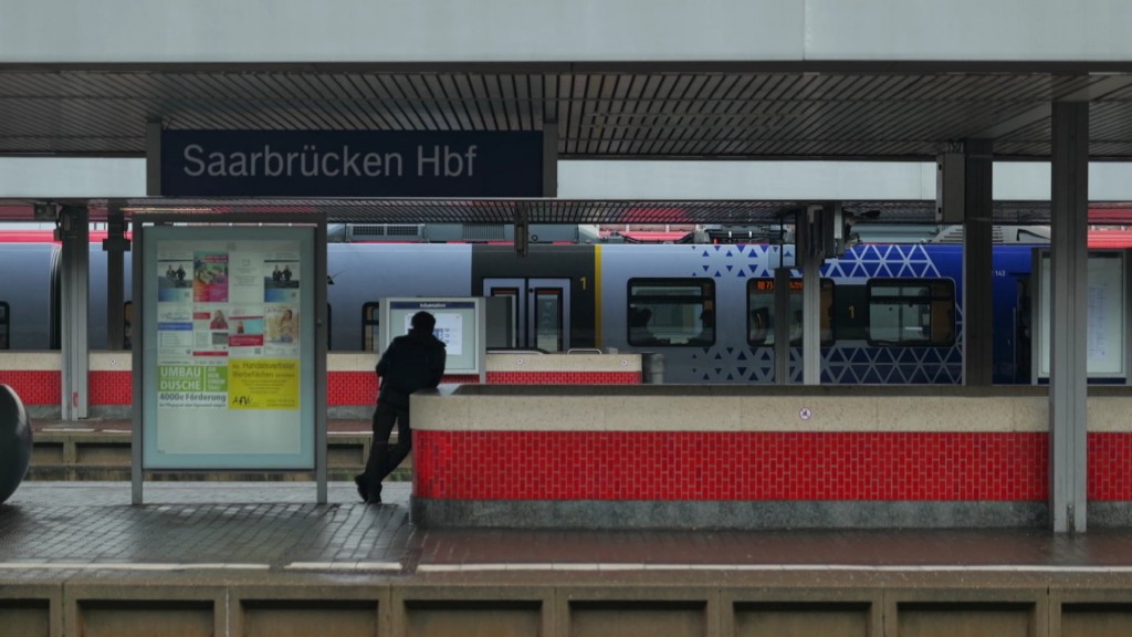 Foto: Ein leeres Bahngleis am Hauptbahnhof Saarbrücken