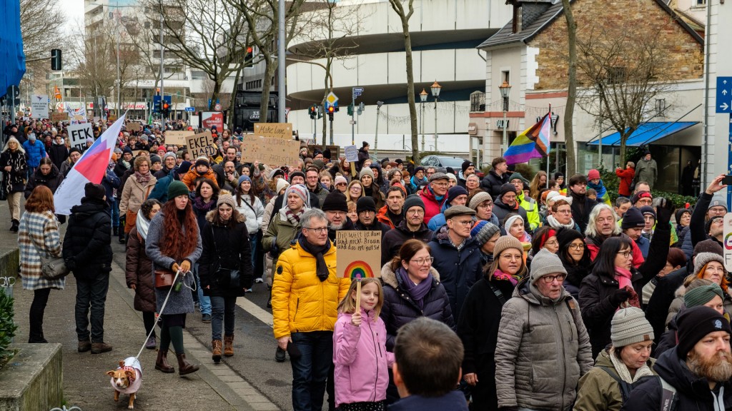 Foto: Zahlreiche Teilnehmer bei Demo gegen rechts in Saarbrücken