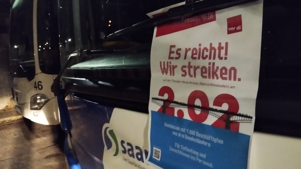 Foto: Eine Streiknotiz der Gewerkschaft Verdi hängt an einem Bus